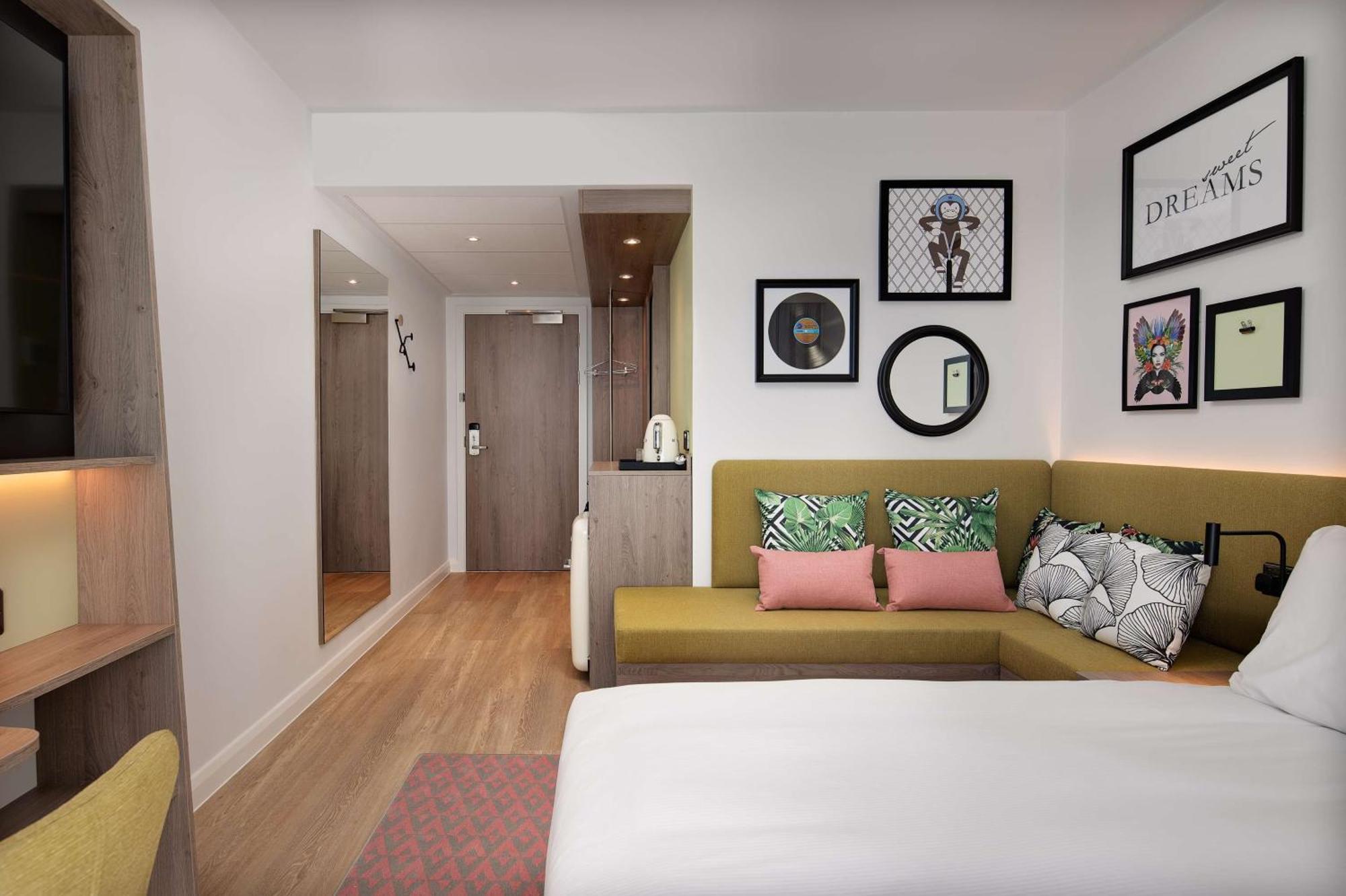 Hampton By Hilton High Wycombe Hotel ภายนอก รูปภาพ