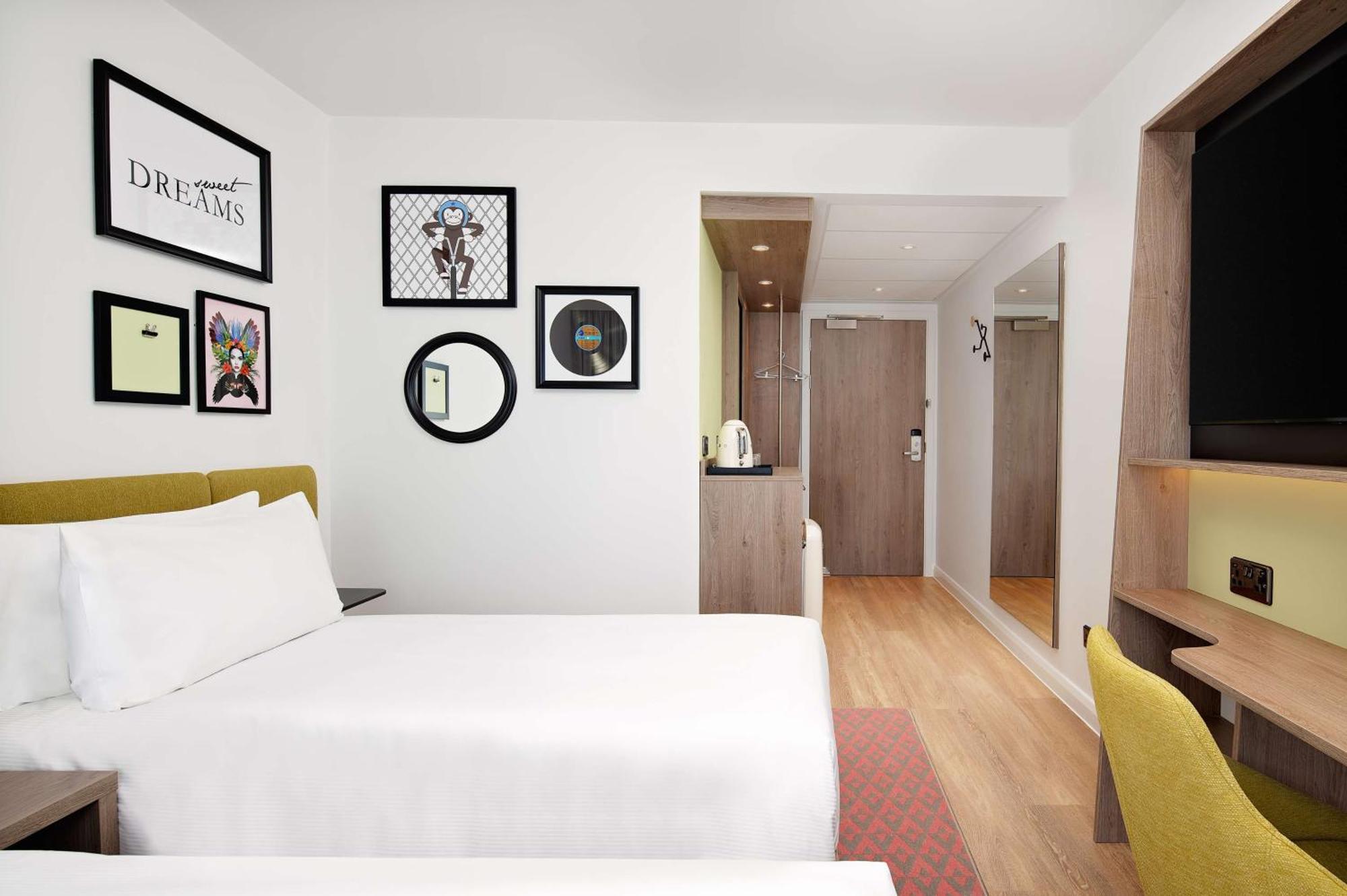 Hampton By Hilton High Wycombe Hotel ภายนอก รูปภาพ