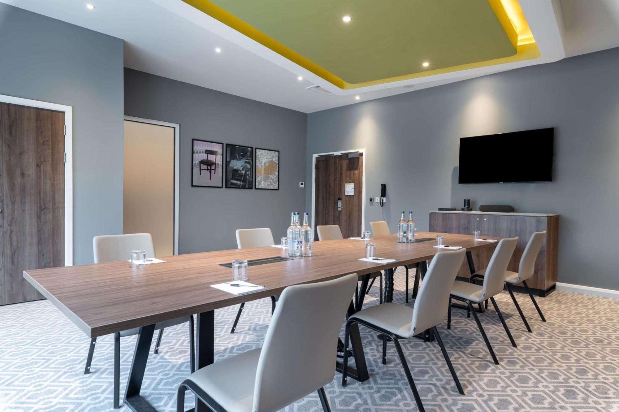 Hampton By Hilton High Wycombe Hotel ภายนอก รูปภาพ