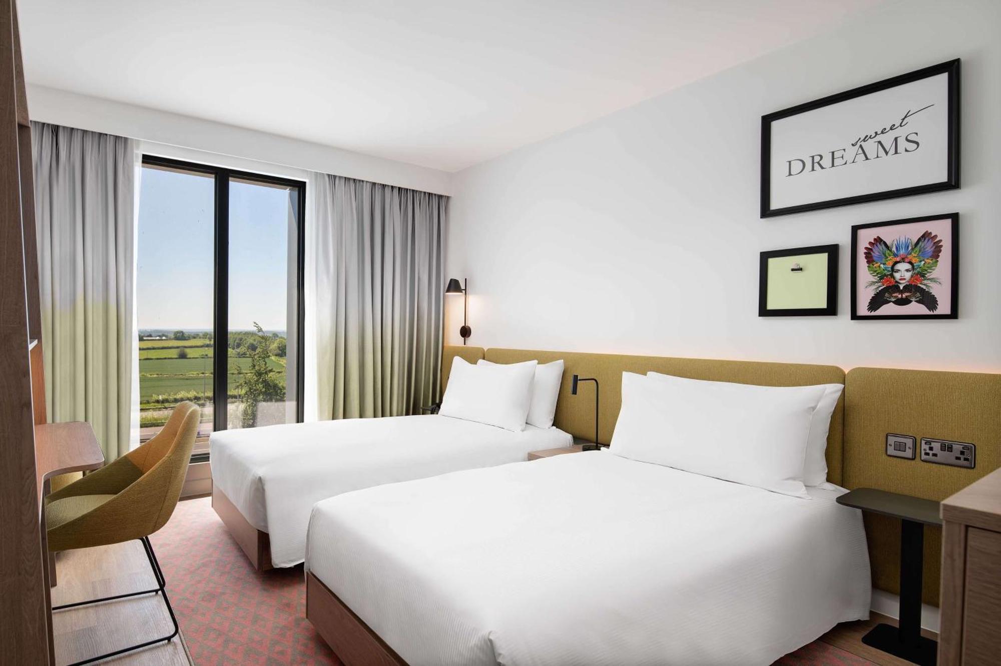 Hampton By Hilton High Wycombe Hotel ภายนอก รูปภาพ