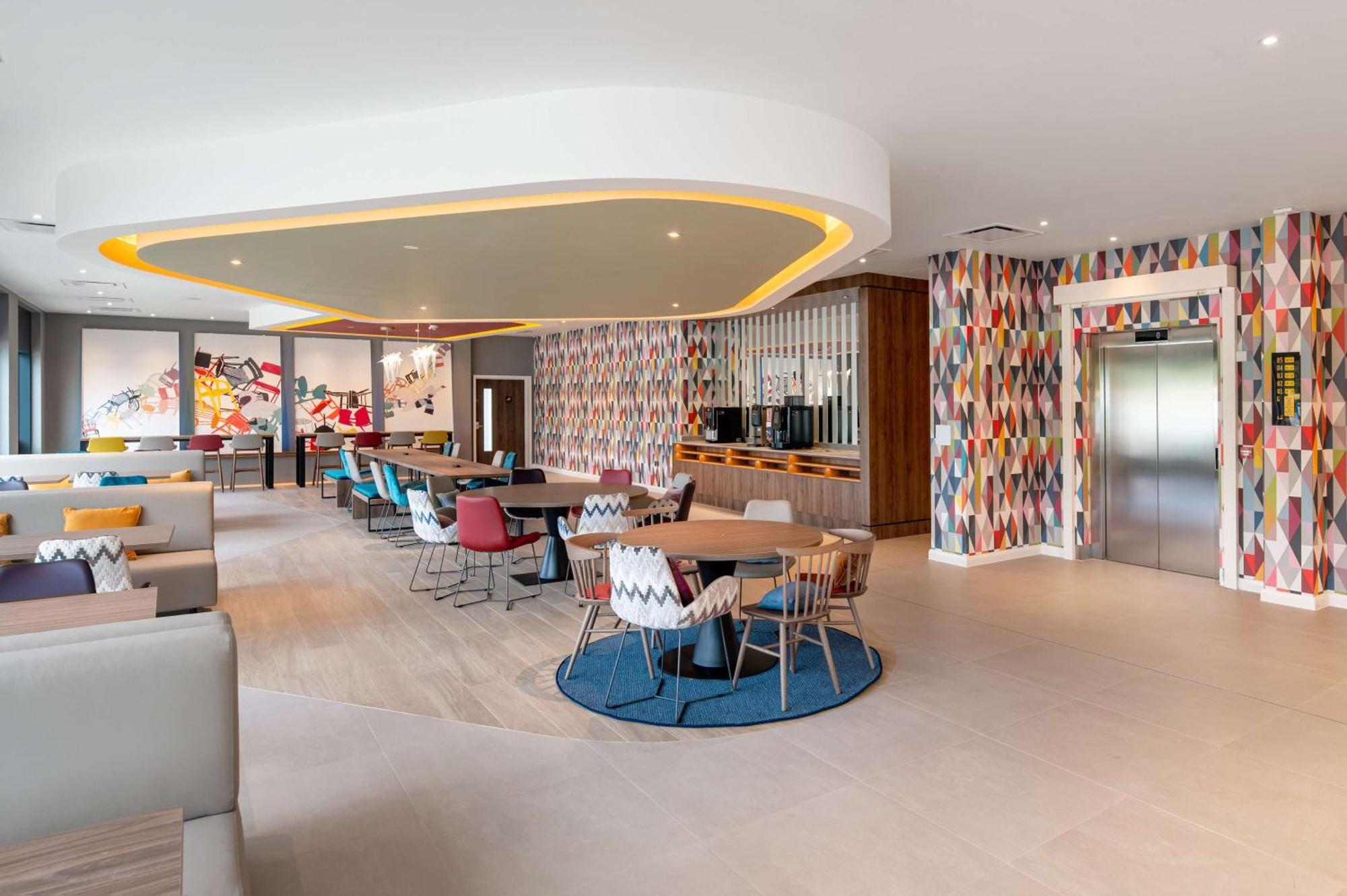 Hampton By Hilton High Wycombe Hotel ภายนอก รูปภาพ