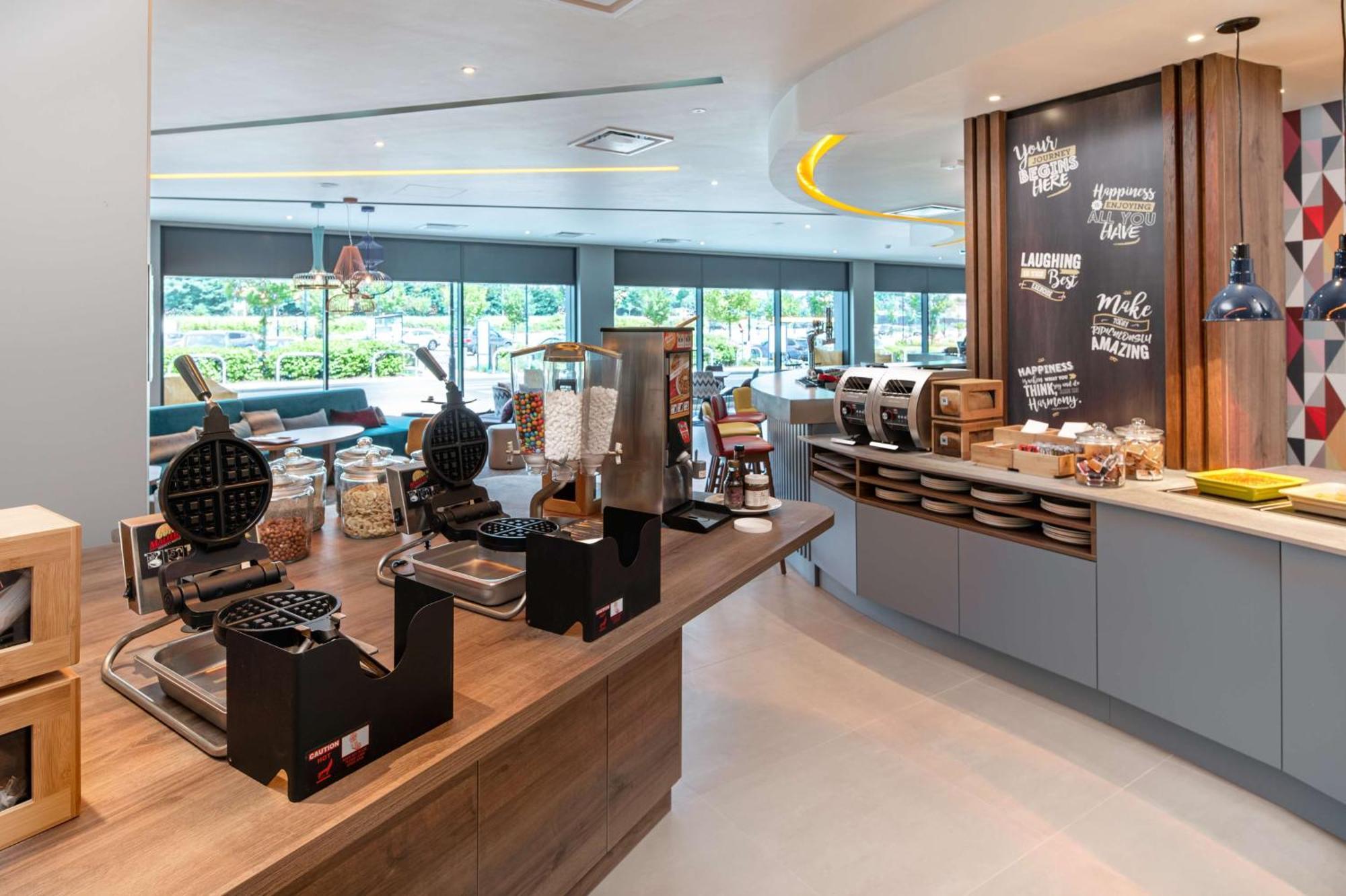 Hampton By Hilton High Wycombe Hotel ภายนอก รูปภาพ