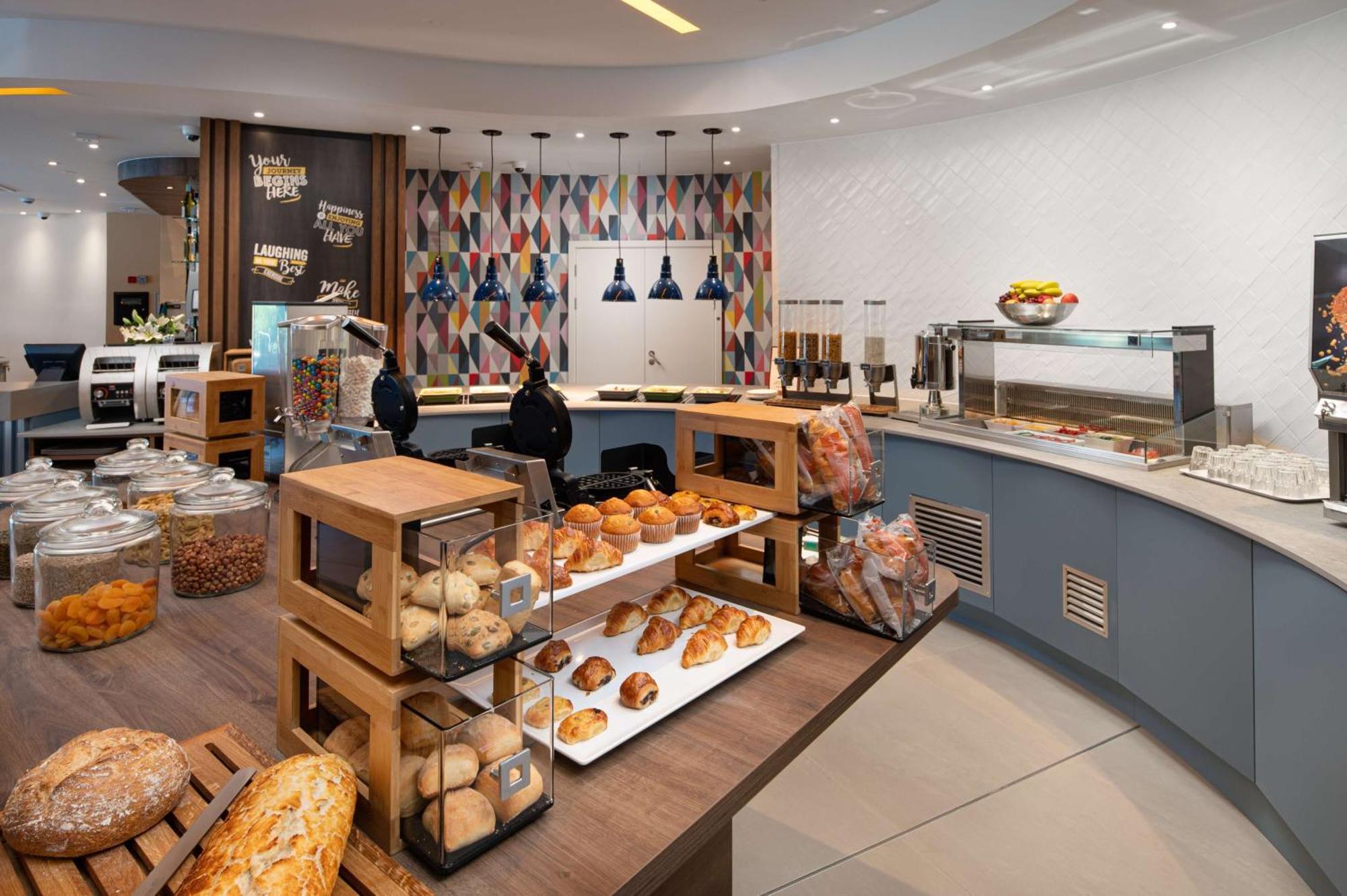 Hampton By Hilton High Wycombe Hotel ภายนอก รูปภาพ