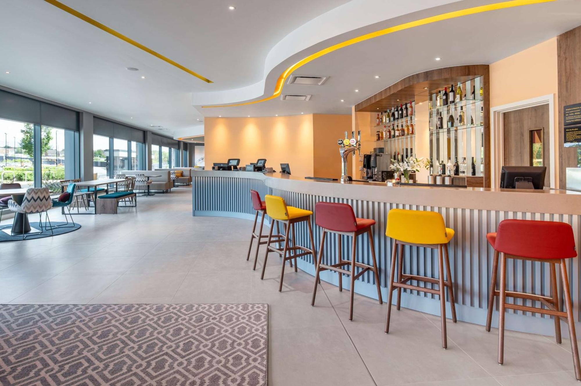 Hampton By Hilton High Wycombe Hotel ภายนอก รูปภาพ