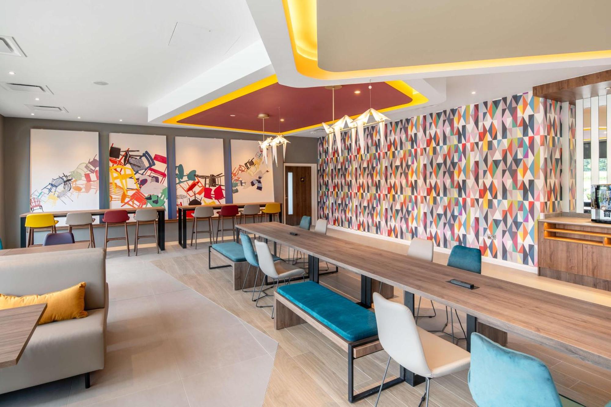Hampton By Hilton High Wycombe Hotel ภายนอก รูปภาพ